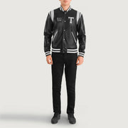 
Liberte Texas Sort Leather Varsity Læderjakke til Mænd - Sideprofil med ergonomisk ærmesnit