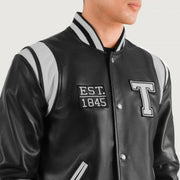 
Nærbillede of Varsity & Snap Button Hardware on Liberte Texas Sort Leather Varsity Læderjakke til Mænd