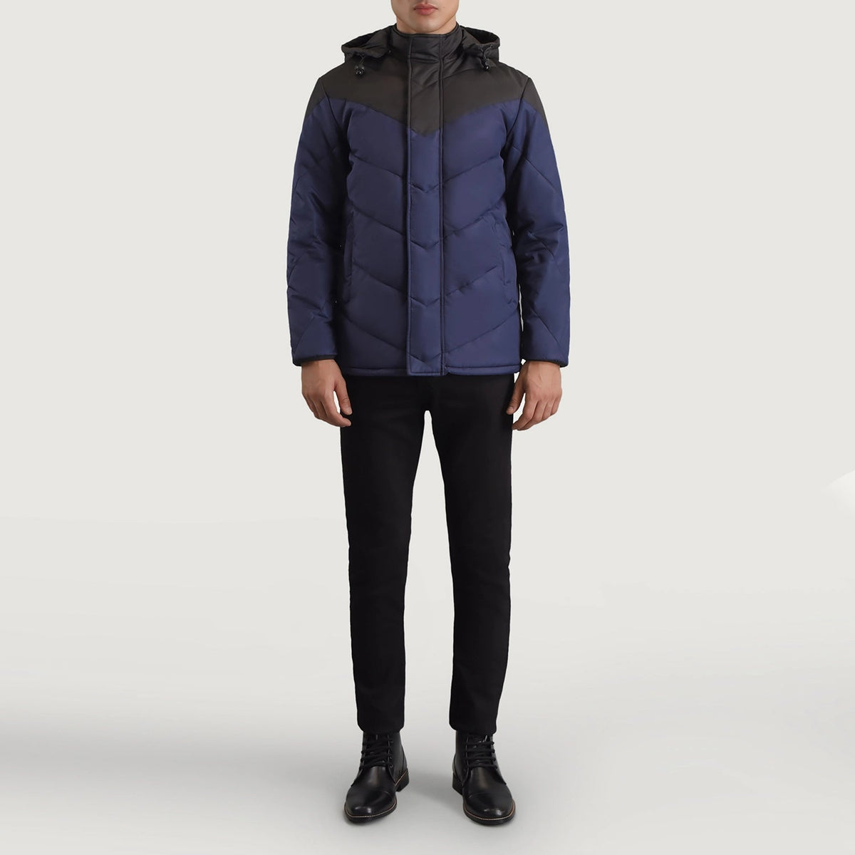 
Luka Sort & Blå Hooded Puffer Læderjakke til Mænd - Sideprofil med ergonomisk ærmesnit