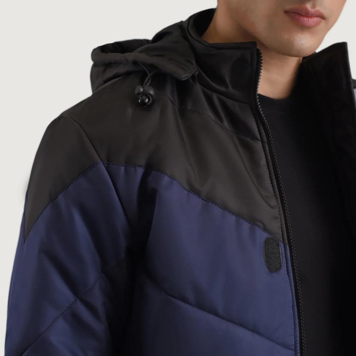 
Indvendig visning Showing Quilted Viscose Lining & To funktionelle inderlommer