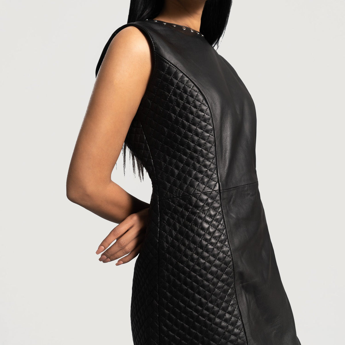
Nærbillede of Classic Collar & Zipper on back Hardware on Luxe Sort Leather Dress til Damer