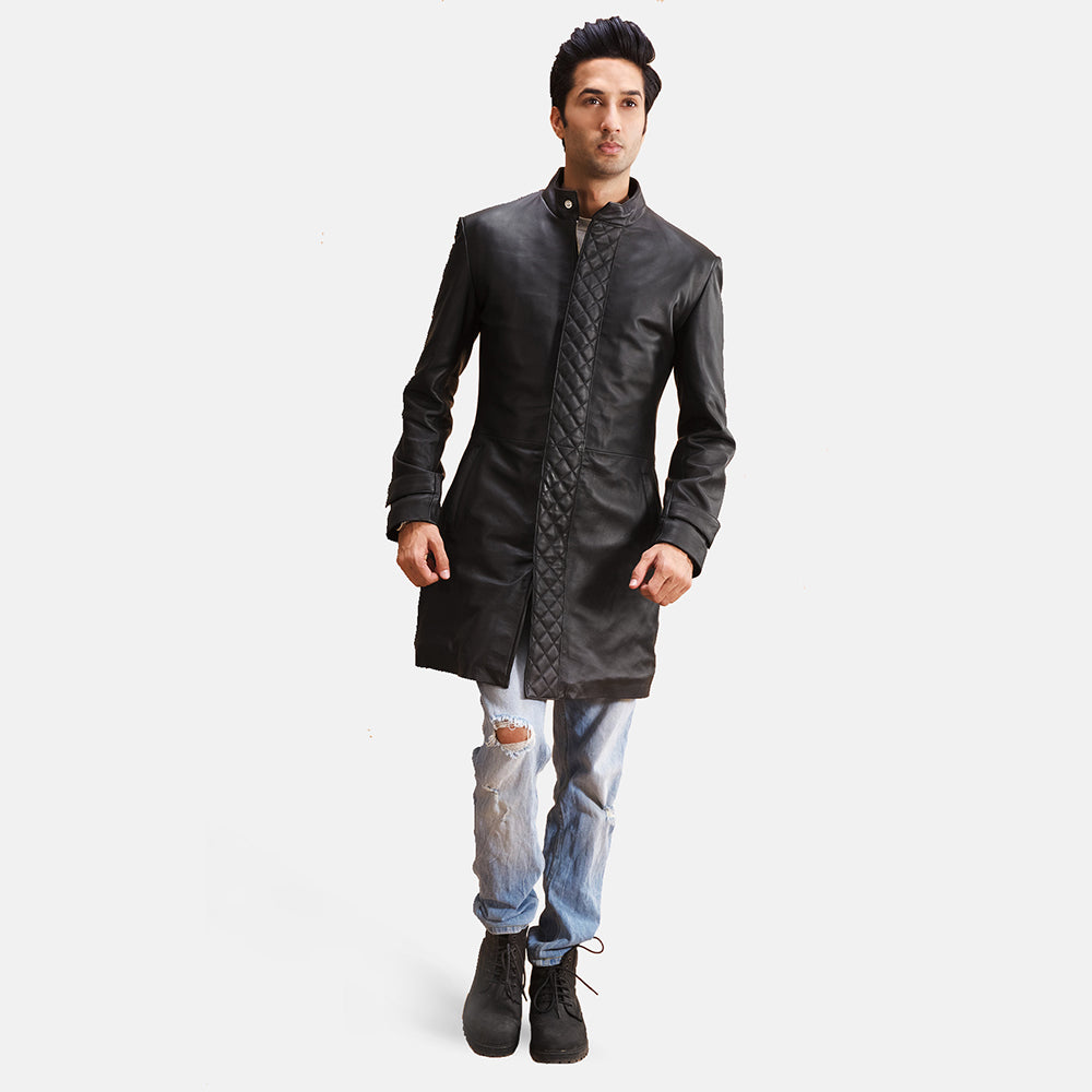 Close-Up Detail of Band with snap button &amp; Zipper with button flap Hardware on Men's Midlander Quilted Sort Leather Coat til Mænd