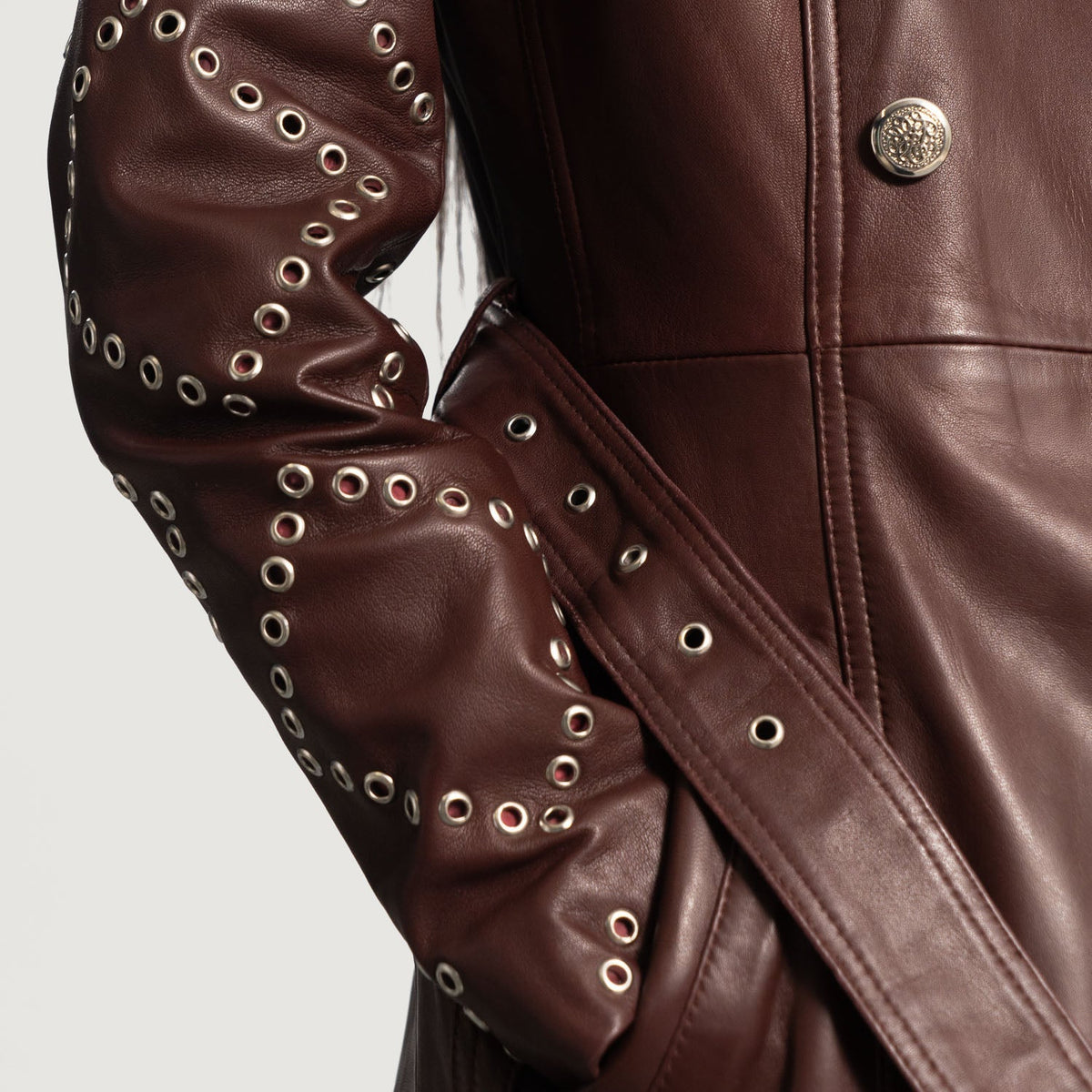Close-Up Detail of Notch &amp; Button &amp; Waist belt Hardware on Women's Missoni Maroon Leather Trench Coat til Kvinder