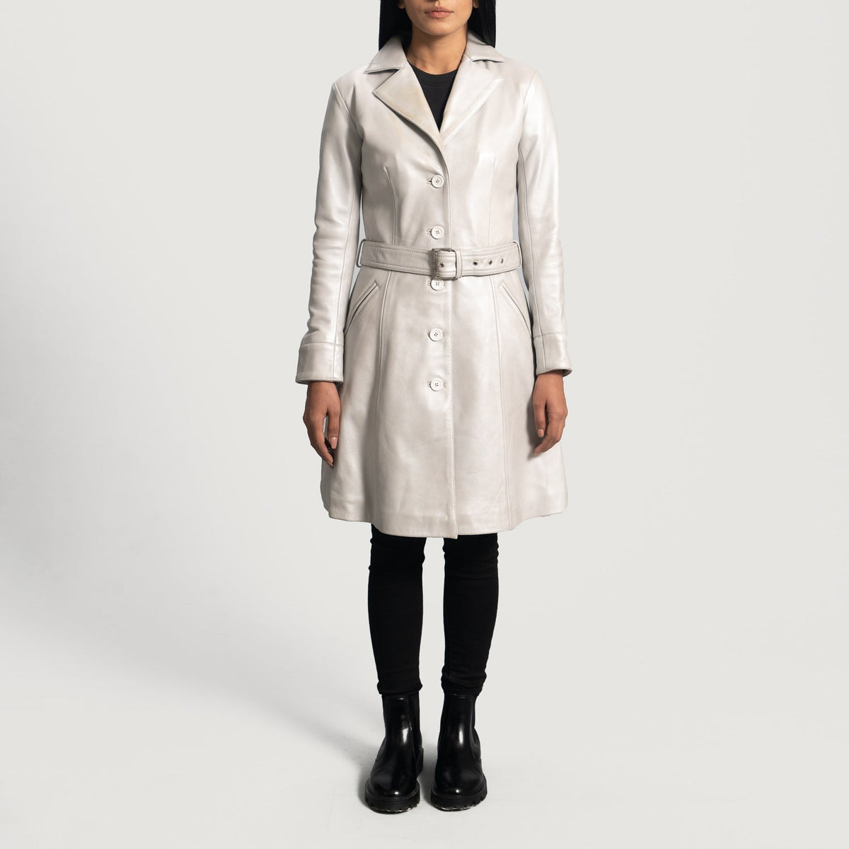 
Nærbillede of Notch & Button Hardware on Moonlight Silver Trenchcoat i Læder til Damer