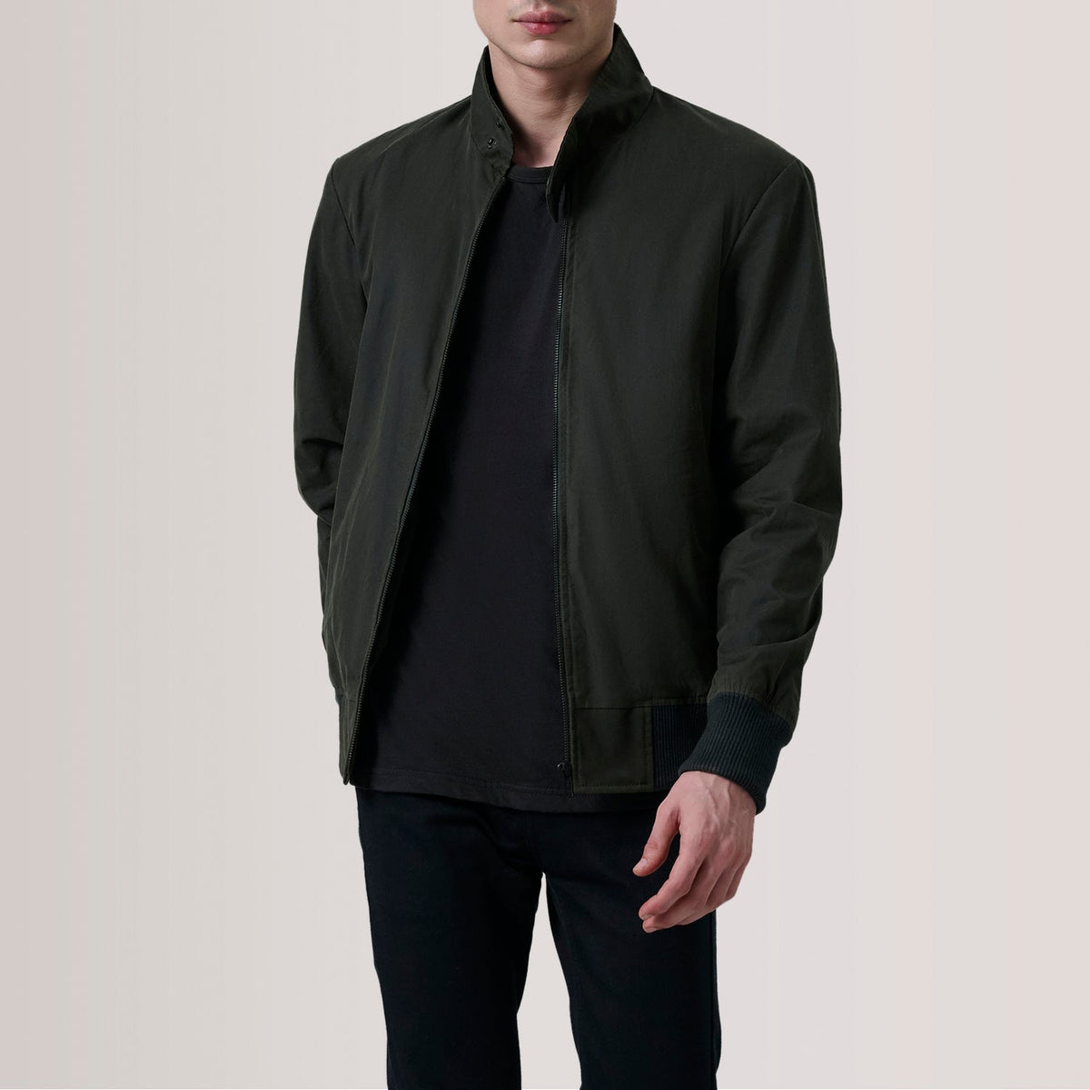 
Morrison Olive Canvas Bomberjakke i Læder til Mænd For Men in Olive Waxed Cotton Canvas - Forfra med skræddersyet silhuet | Køb online