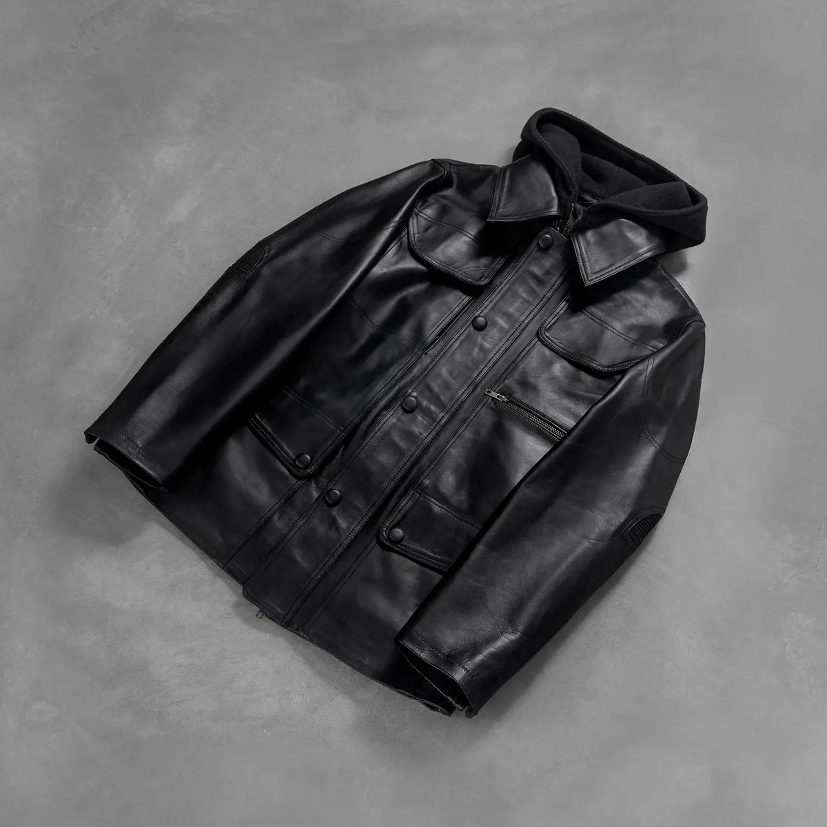 Styled Fit Perspective of Men's Moulder Hooded Sort Læderjakke til Mænd on Model - Natural Daylight Drape