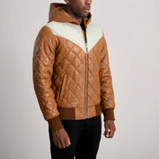 
På model:  Norman Tan Hooded Bomber Leather Puffer Jacket på model med naturligt fald i dagslys
