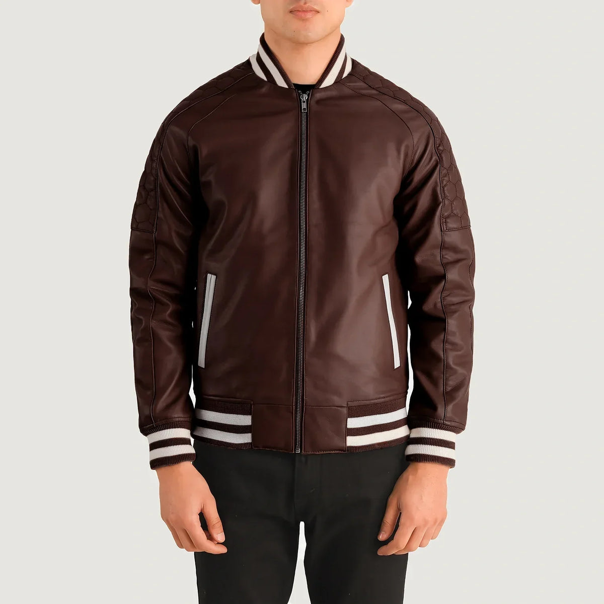 Close-Up Detail of Varsity collar &amp; Zipper Hardware on Pascal Maroon Leather Varsity Læderjakke til Mænd