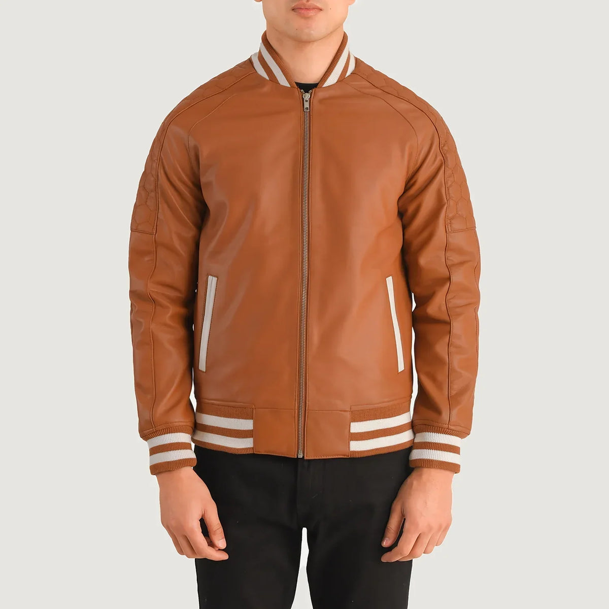 Close-Up Detail of Varsity collar &amp; Zipper Hardware on Pascal Lys brun Brun Leather Varsity Læderjakke til Mænd