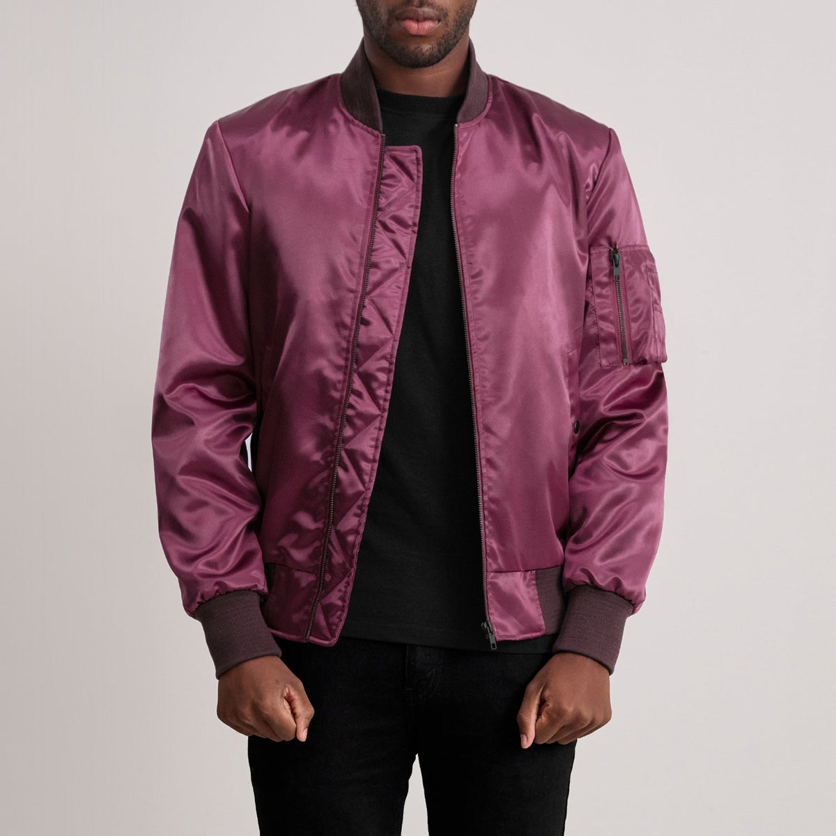 Quinton MA-1 Maroon Læder Bomberjakke til Mænd - Lateral Side Profile View Showing Sleeve Cut &amp; Athletic Taper Fit