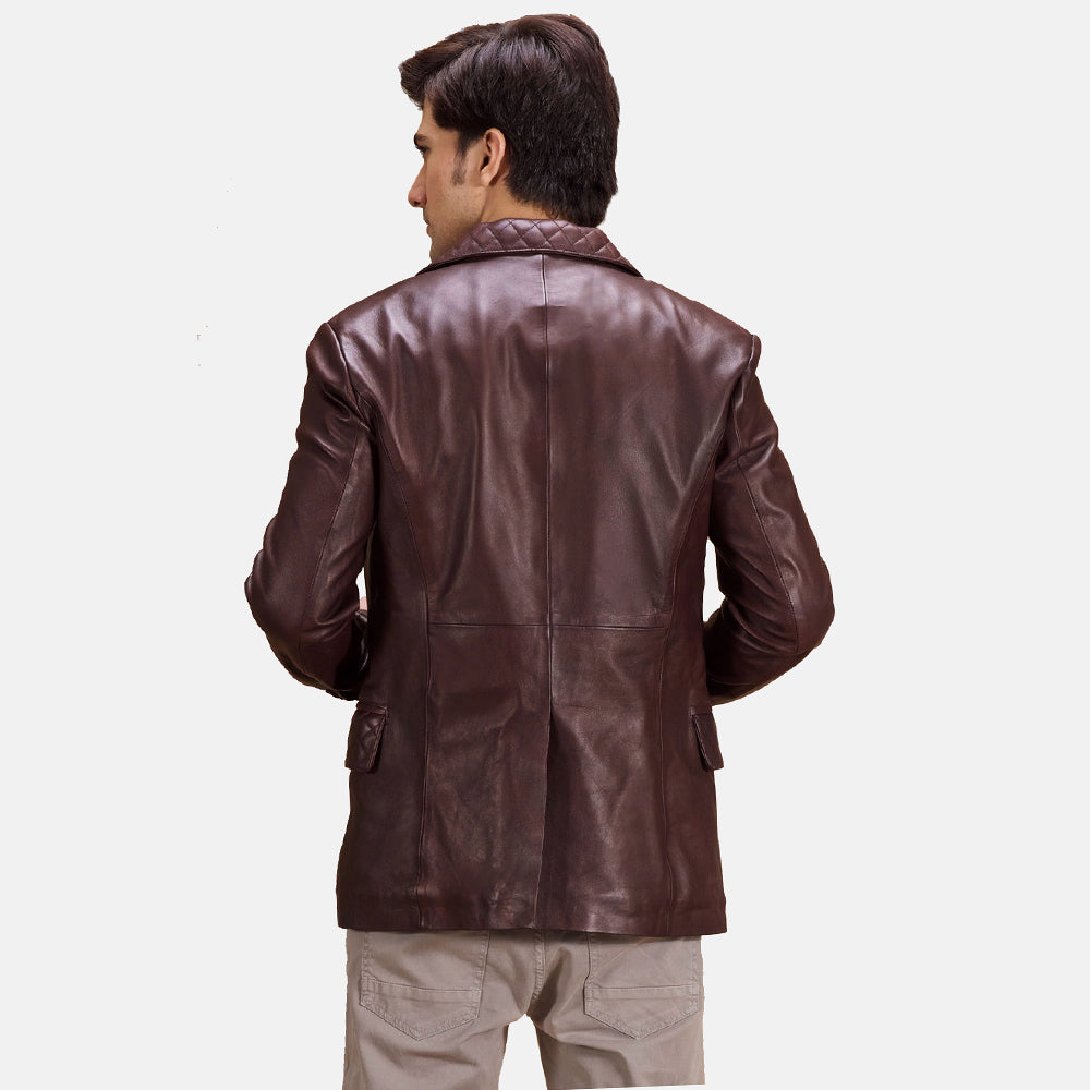Close-Up Detail of Notch &amp; Button Hardware on Radaron Quilted Maroon Leather Blazer til Mænd