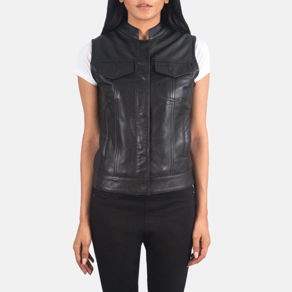 
Rayne Moto Sort Lædervest til Damer in Black Sheepskin Leather - Forfra med skræddersyet silhuet | Køb online