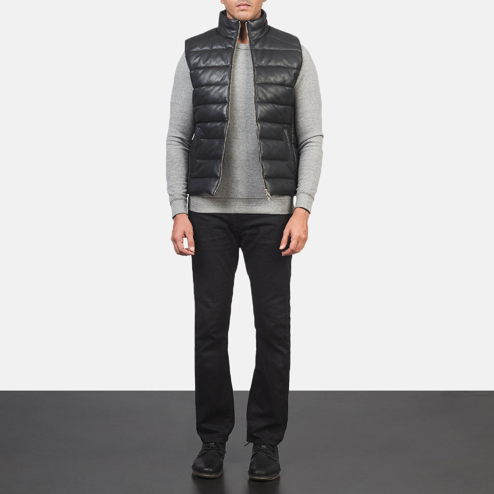Men's Reeves Sort Leather Puffer Vest til Mænd - Lateral Side Profile View Showing Sleeve Cut &amp; Athletic Taper Fit