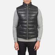 Close-Up Detail of Classic Collar &amp; Zipper with Dual Puller Hardware on Men's Reeves Sort Leather Puffer Vest til Mænd