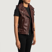 
Rhonda Kastanjebrun Leather Biker Vest til Damer - Sideprofil med ergonomisk ærmesnit