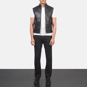 
Roland Sort Leather Biker Vest til Mænd - Sideprofil med ergonomisk ærmesnit