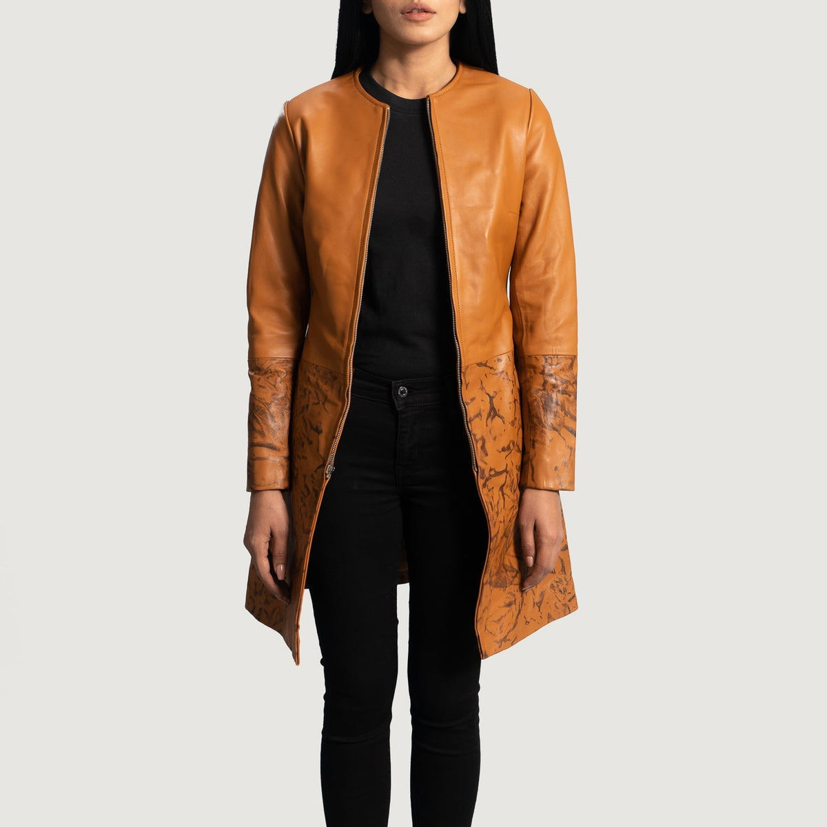 Women's Sandy Lys brun Dye Leather Coat til Kvinder - Lateral Side Profile View Showing Sleeve Cut &amp; Athletic Taper Fit