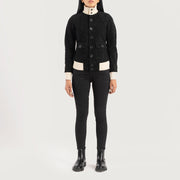 
Sasha A1 Black Suede Bomber Jacket - Sideprofil med ergonomisk ærmesnit
