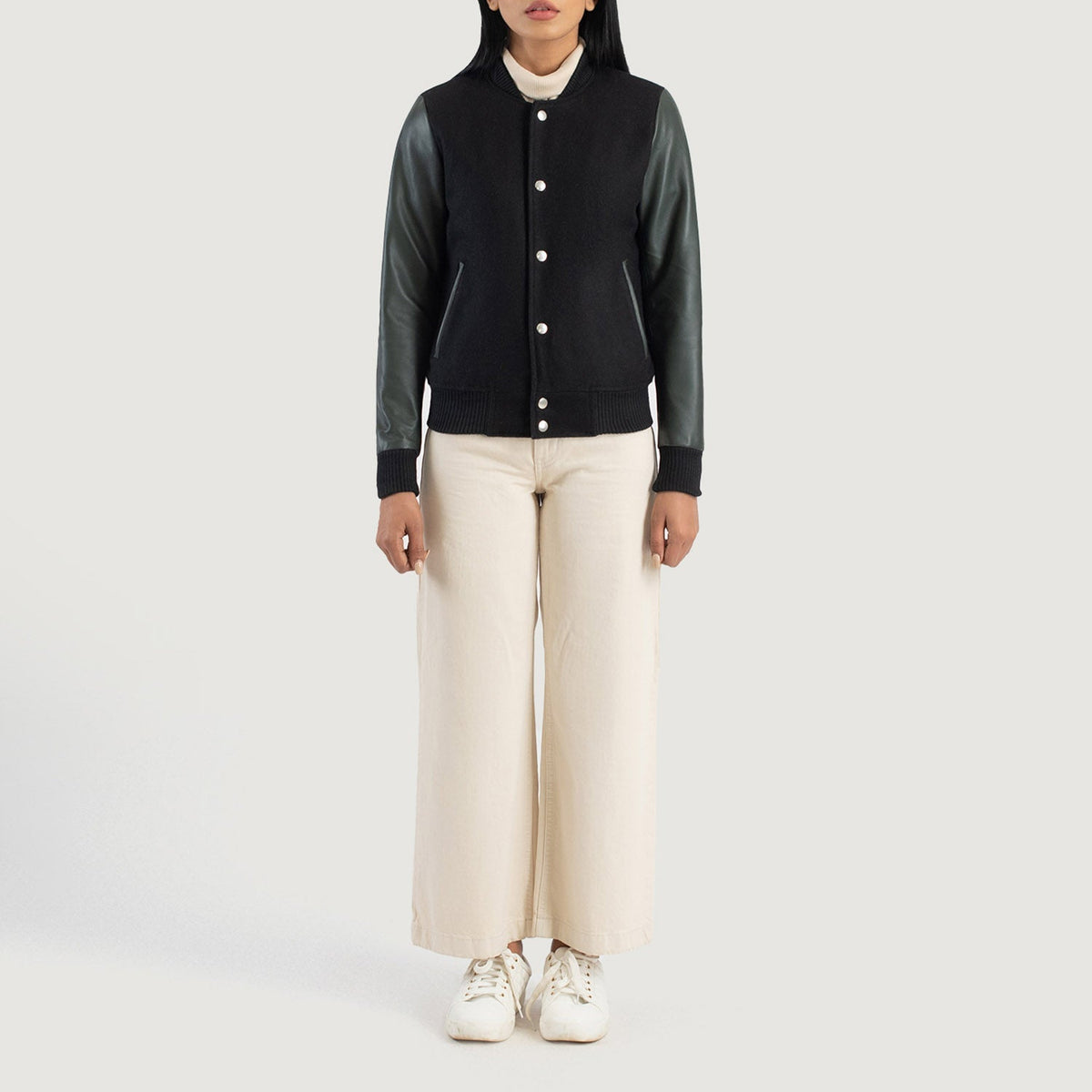 
Savant Green Hybrid Varsity Jacket - Sideprofil med ergonomisk ærmesnit