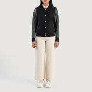 
Savant Green Hybrid Varsity Jacket - Sideprofil med ergonomisk ærmesnit