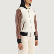 
På model:  Savant Green Hybrid Varsity Jacket på model med naturligt fald i dagslys