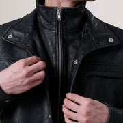Close-Up Detail of Shirt &amp; Zipper Hardware on Sean Sort Snuffed Classic Læderjakke til Mænd For Men