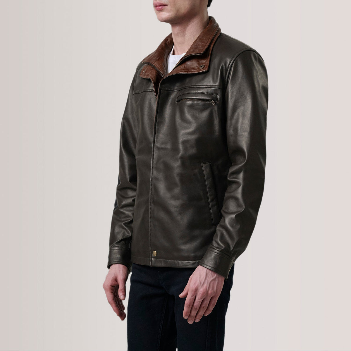 Sean Brun Leather Classic Læderjakke til Mænd For Men - Lateral Side Profile View Showing Sleeve Cut &amp; Athletic Taper Fit