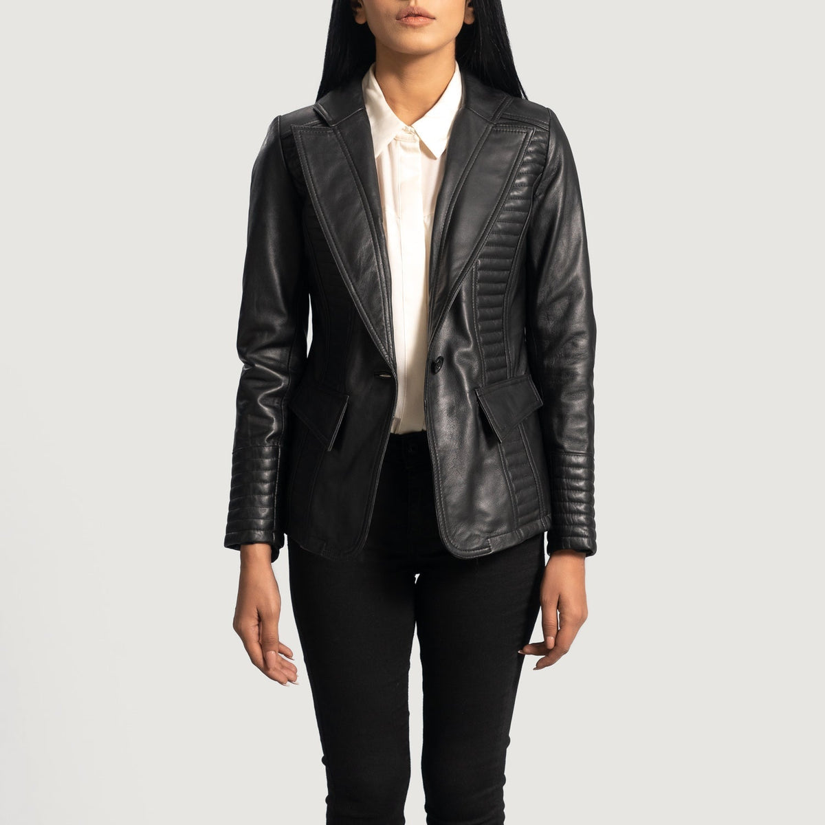 
Selina Sort Læderblazer til Damer in Black Sheepskin Leather - Forfra med skræddersyet silhuet | Køb online