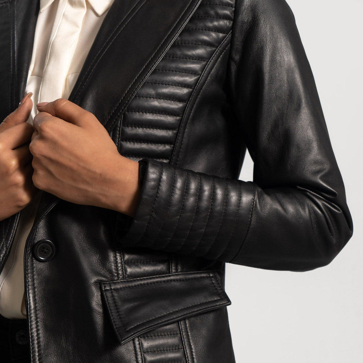 
Selina Sort Læderblazer til Damer - Sideprofil med ergonomisk ærmesnit