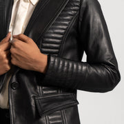 
Selina Sort Læderblazer til Damer - Sideprofil med ergonomisk ærmesnit
