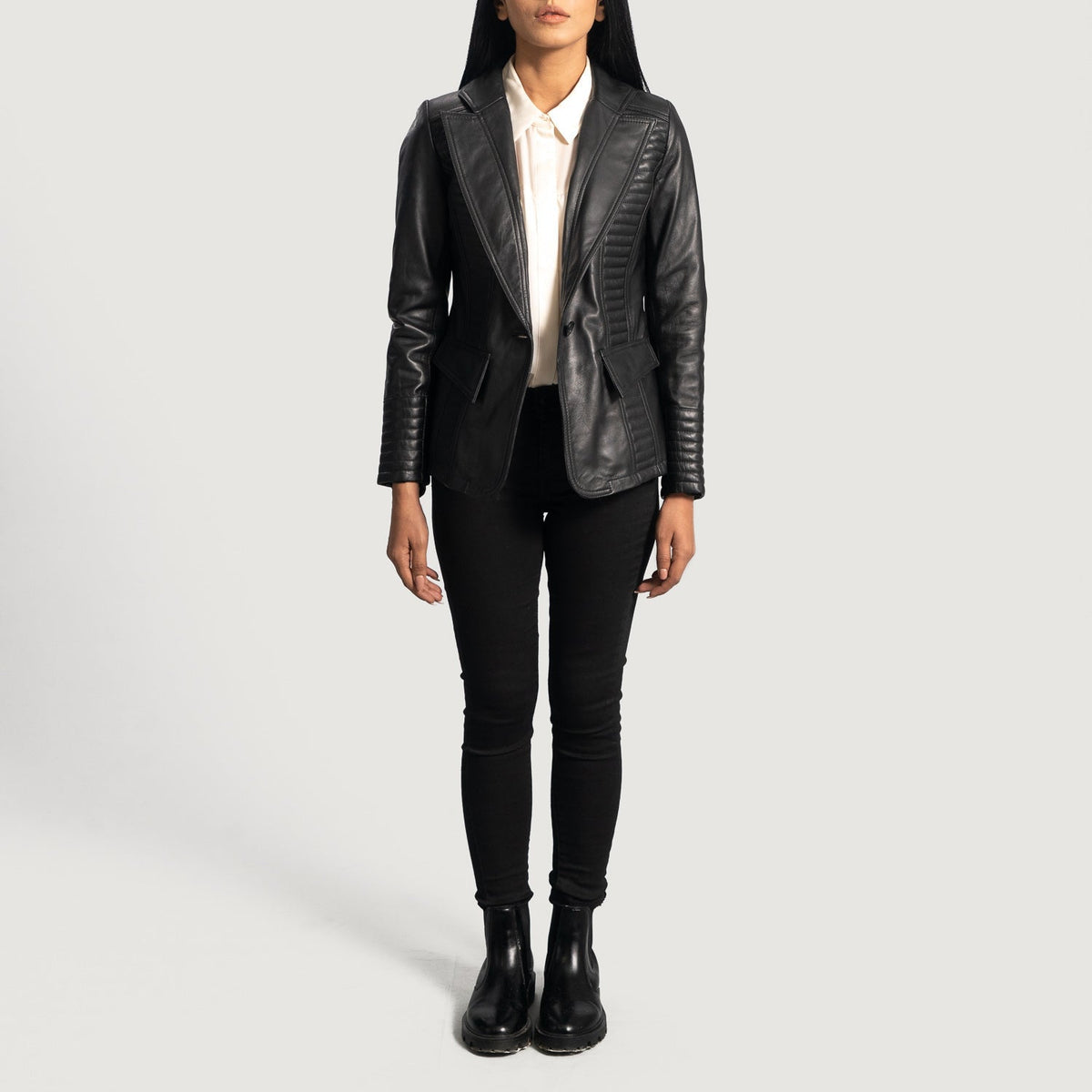 
Nærbillede of Notch & Button Hardware on Selina Sort Læderblazer til Damer