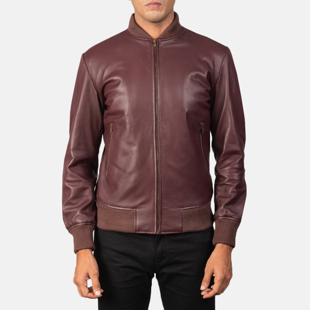 Close-Up Detail of Varsity &amp; Zipper Hardware on Men's Shane Maroon Læder Bomberjakke til Mænd
