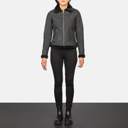 
Sherilyn B-3 Distressed Black Leather Bomber Jacket - Sideprofil med ergonomisk ærmesnit