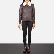 
Stella G-1 Maroon Leather Bomber Jacket - Sideprofil med ergonomisk ærmesnit