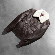 
På model:  Stella G-1 Maroon Leather Bomber Jacket på model med naturligt fald i dagslys