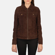 
På model:  Suzy Brown Suede Trucker Jacket på model med naturligt fald i dagslys