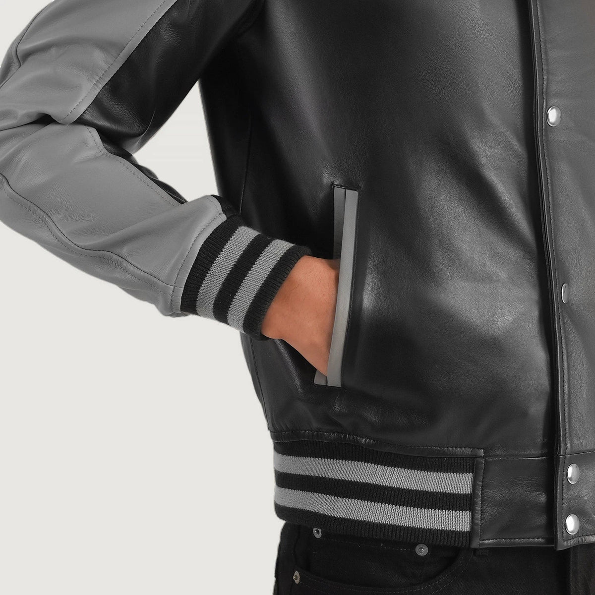 
Indvendig visning Showing Quilted Polyester Lining & To funktionelle inderlommer
