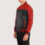 
På model:  Terrance Black & Red Leather Varsity Jacket på model med naturligt fald i dagslys