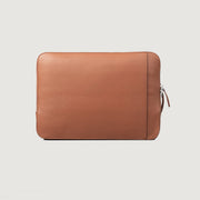 
The Baxter Brown Leather Laptop Sleeve For Men & Women in Brown Full-Grain Leather - Forfra med skræddersyet silhuet | Køb online
