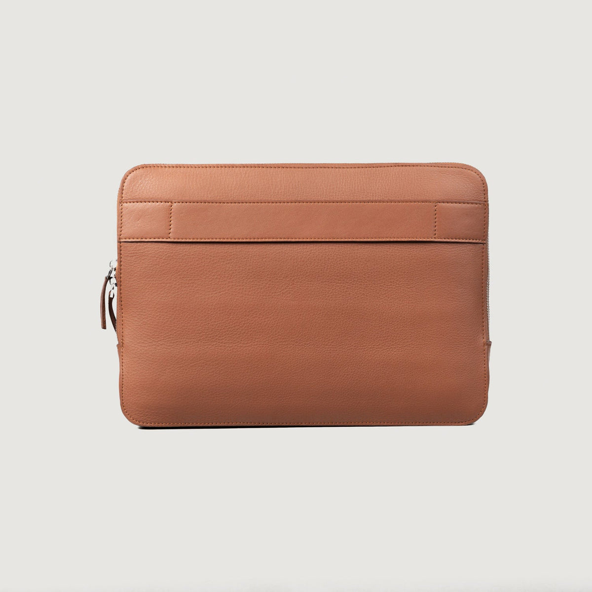 
The Baxter Brown Leather Laptop Sleeve For Men & Women - Sideprofil med ergonomisk ærmesnit
