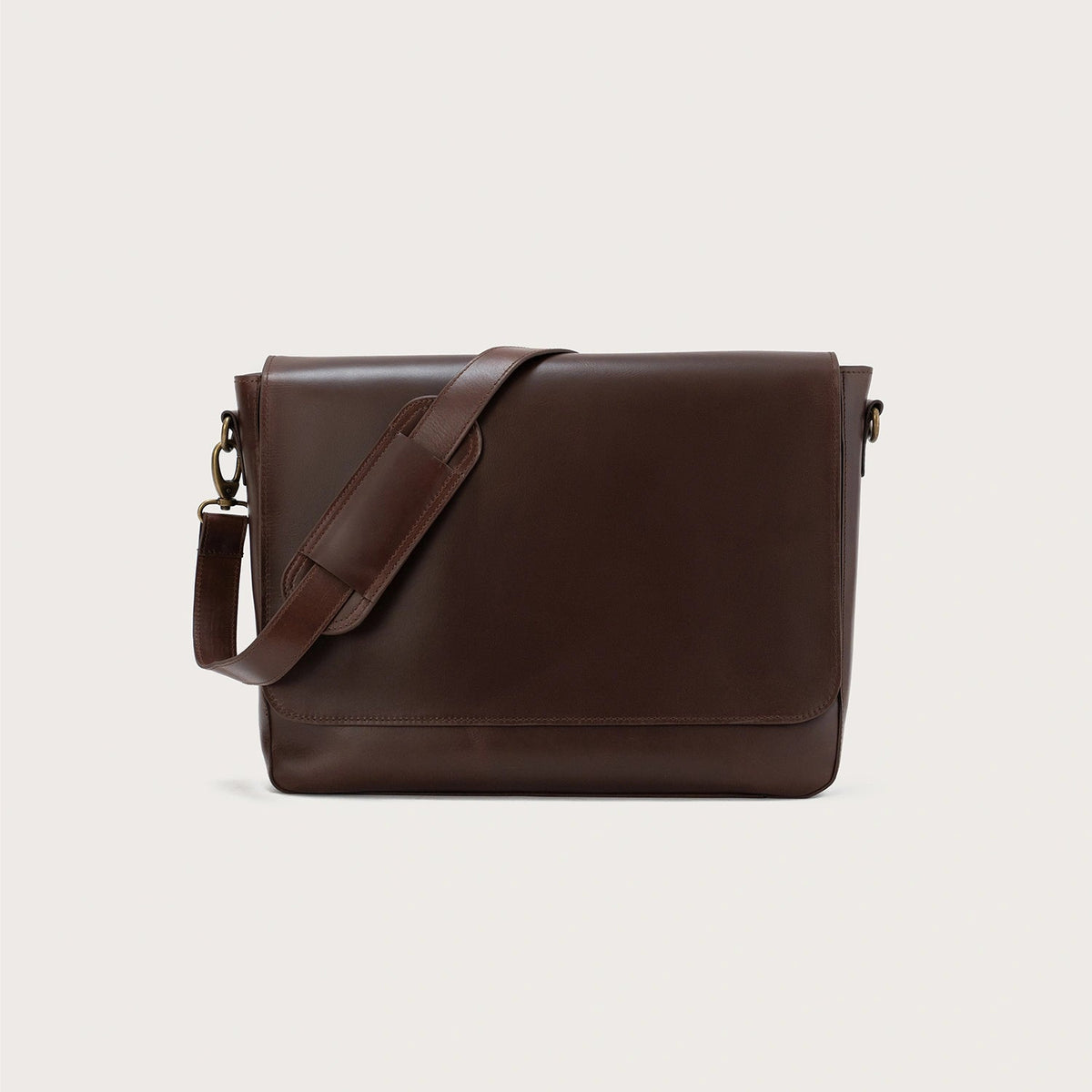 
The Carismatico Vintage Brown Leather Messenger Bag For Men & Women in Vintage Brown Full-Grain Leather - Full Exterior Forfra med skræddersyet silhuet | Køb online