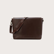 
The Carismatico Vintage Brown Leather Messenger Bag For Men & Women in Vintage Brown Full-Grain Leather - Full Exterior Forfra med skræddersyet silhuet | Køb online