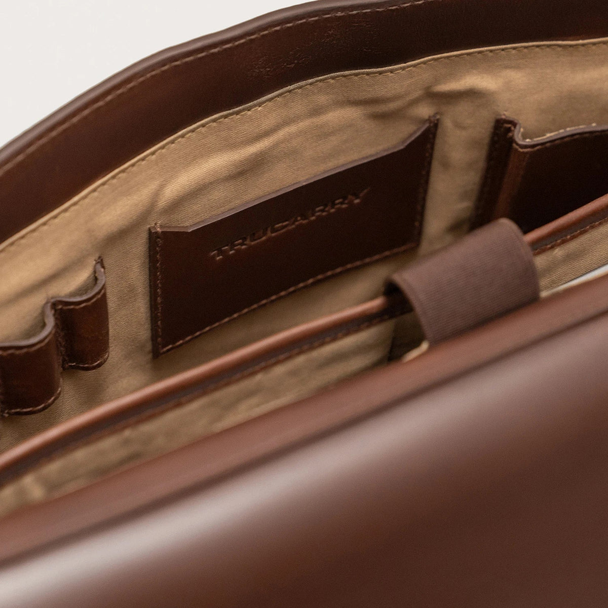 
Indvendig visning Showing Dedicated Padded Laptop Sleeve & Multi-Compartment Organization