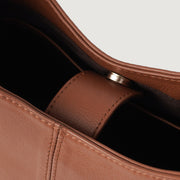 
På model:  The Stefani Brown Leather Hobo Bag For Women på model med naturligt fald i dagslys
