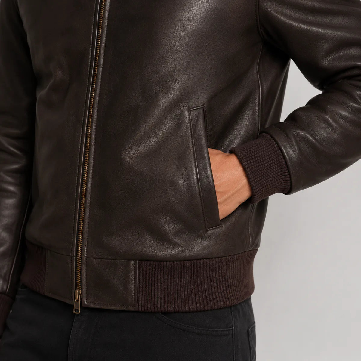 
Nærbillede of Classic Collar & Heavy-Duty Zipper Hardware on Dark Brun Sheepskin Bomberjakke i Læder til Mænd