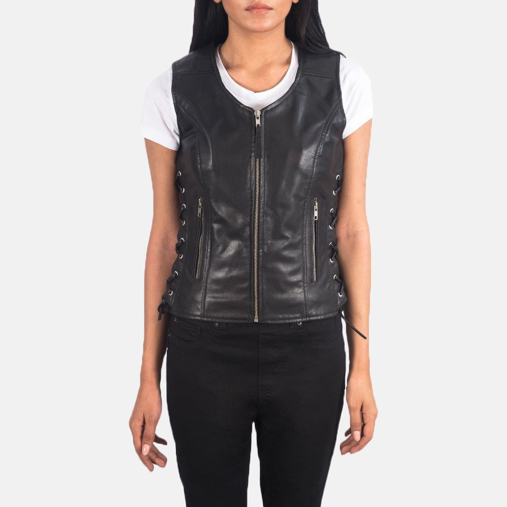 Close-Up Detail of V-neck &amp; Zipper Hardware on Women's Vanda Sort Leather Biker Vest til Kvinder