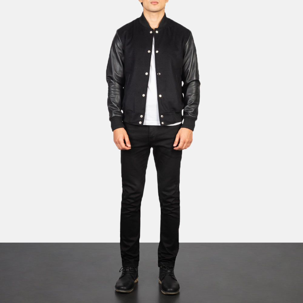 Men's Vaxton Sort Hybrid Varsity Læderjakke til Mænd - Lateral Side Profile View Showing Sleeve Cut &amp; Athletic Taper Fit