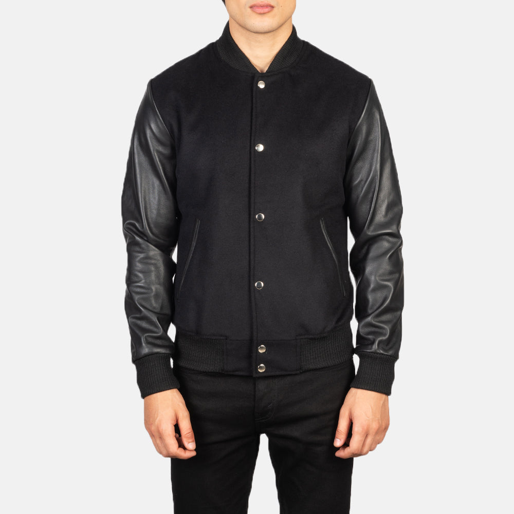 Close-Up Detail of Varsity &amp; Snap Buttons Hardware on Men's Vaxton Sort Hybrid Varsity Læderjakke til Mænd