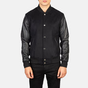 Close-Up Detail of Varsity &amp; Snap Buttons Hardware on Men's Vaxton Sort Hybrid Varsity Læderjakke til Mænd