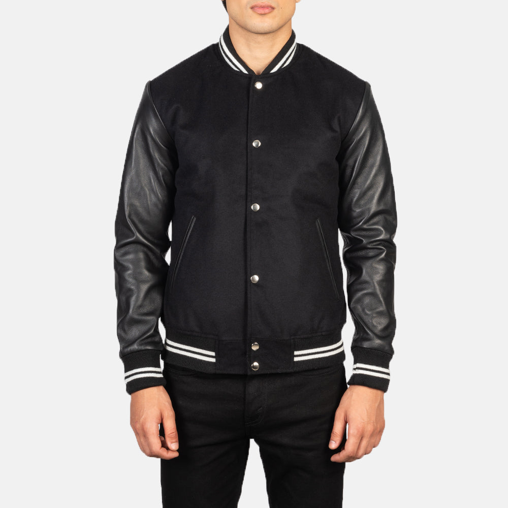 Close-Up Detail of Varsity &amp; Snap Buttons Hardware on Men's Vaxton Sort Striped Hybrid Varsity Læderjakke til Mænd